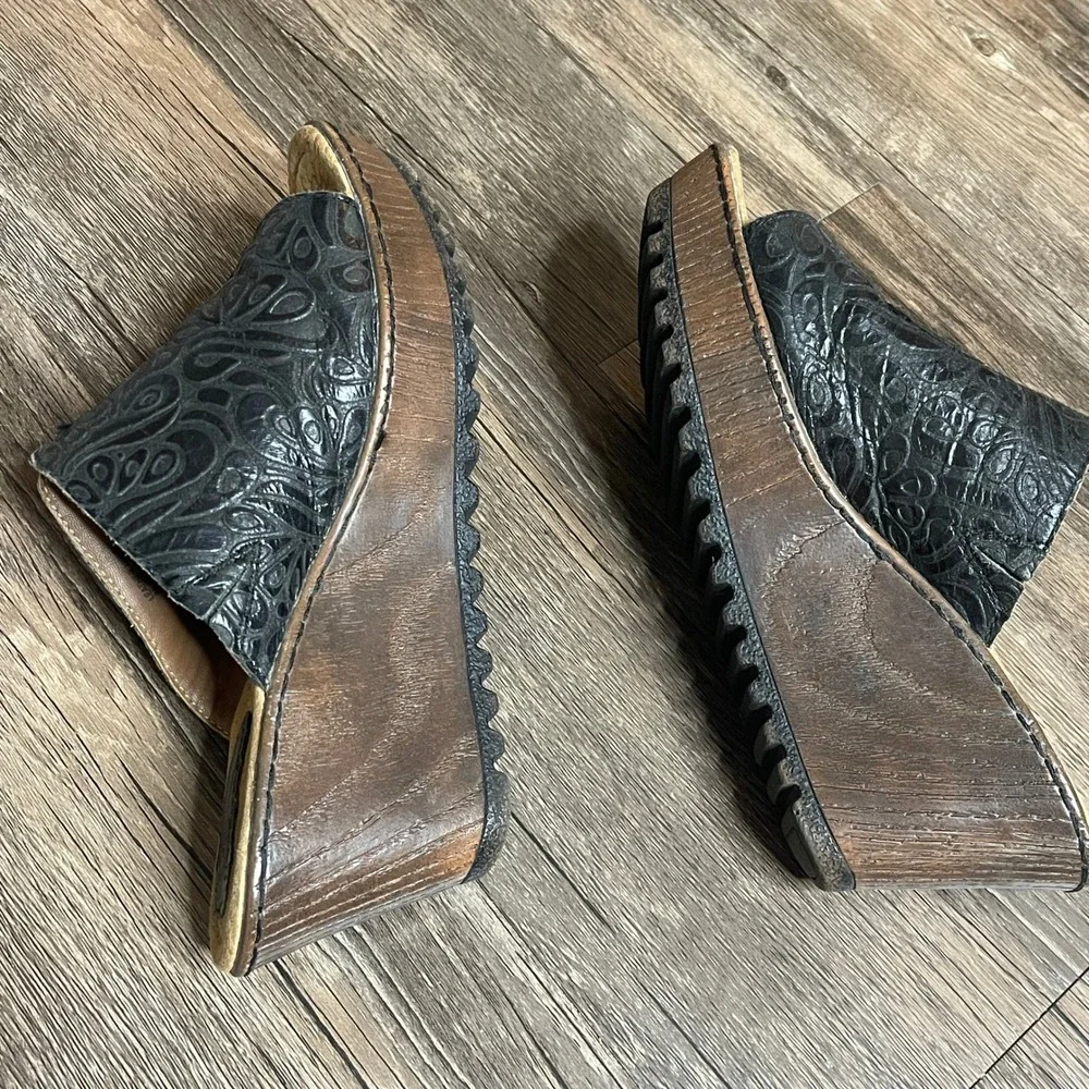B.O.C. BY BORN EMBOSSED FLORAL TOOLED LEATHER WEDGE SANDALS‎  SIZE 9M